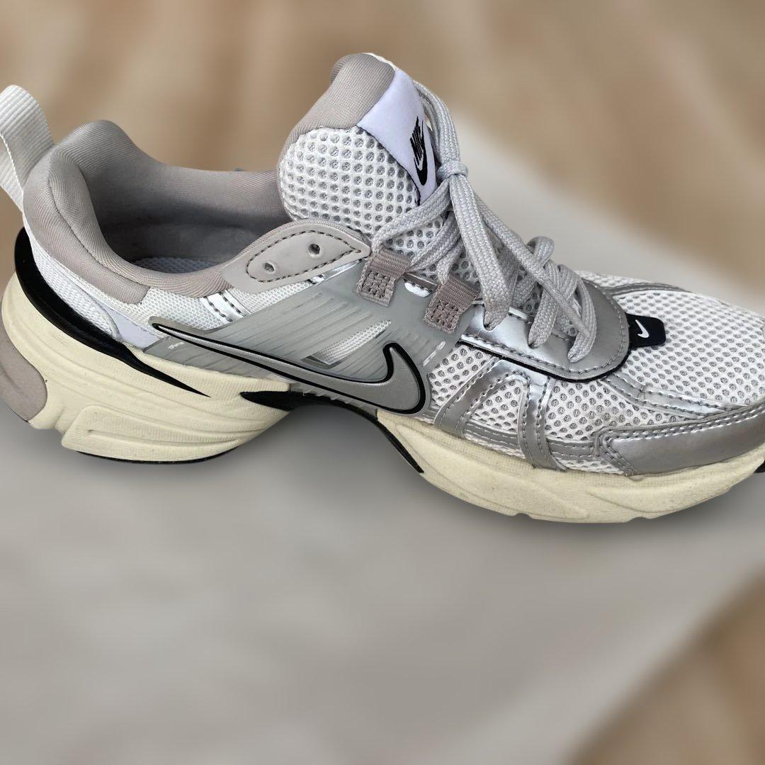 NIKE ウィメンズ　V2K ラン　24㎝　V2K RUN FD0736-100