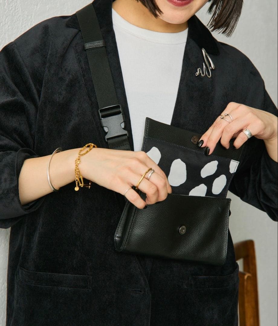 イアパピヨネ 本革ミニワイドテープショルダーバッグ - メルカリ