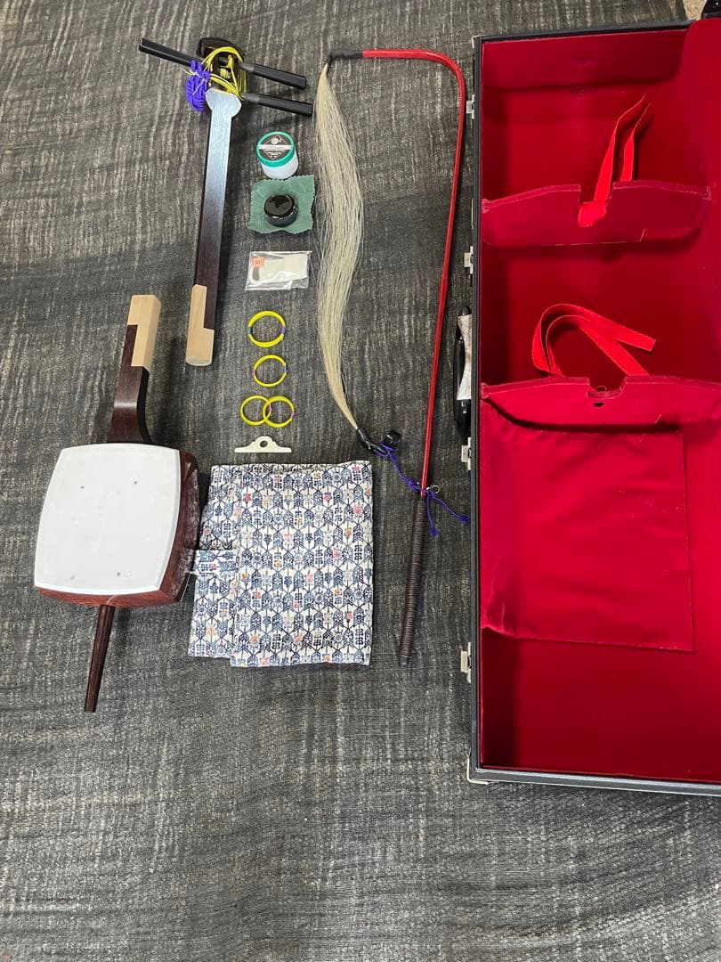 和胡弓（紅木材）　　胴花梨材 竹弓馬毛　　トランクケース 付属品