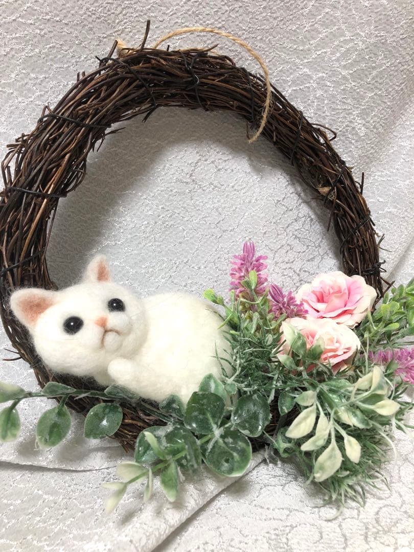 専用です 羊毛フェルト 猫ちゃんのリース 白ネコ お花付き