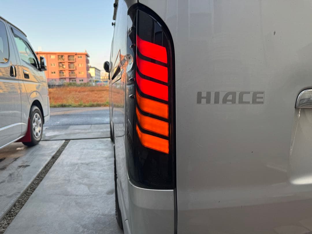 ハイエース　テールランプ　シーケンシャルウインカー　スモーク&レッド