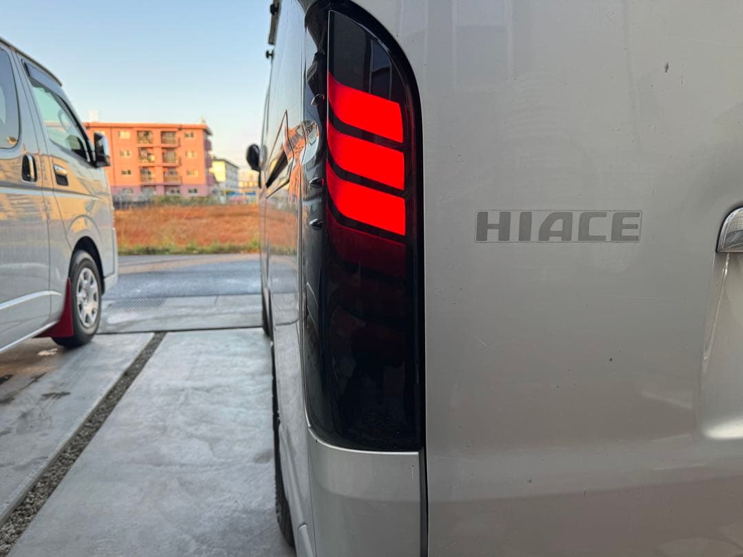 ハイエース　テールランプ　シーケンシャルウインカー　スモーク&レッド