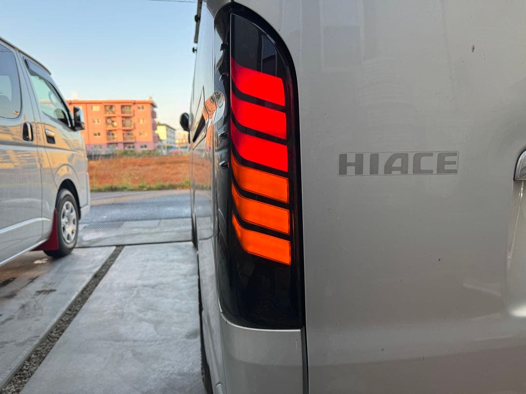 ハイエース　テールランプ　シーケンシャルウインカー　スモーク&レッド