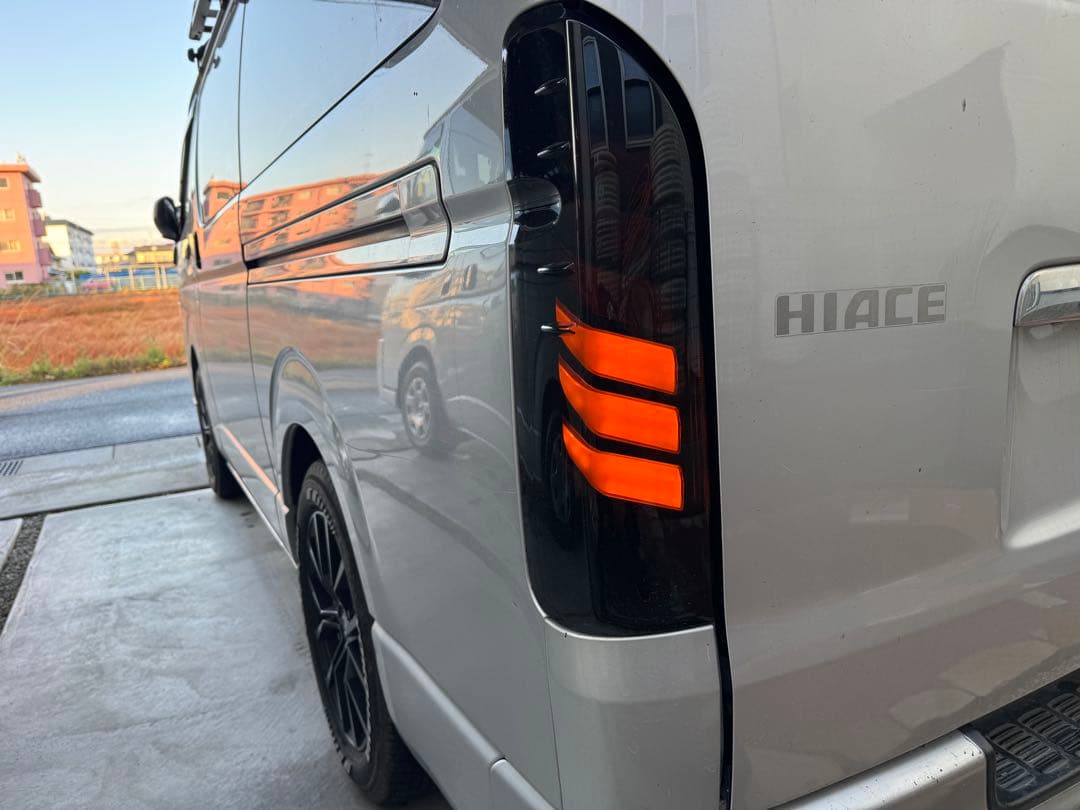 ハイエース　テールランプ　シーケンシャルウインカー　スモーク&レッド