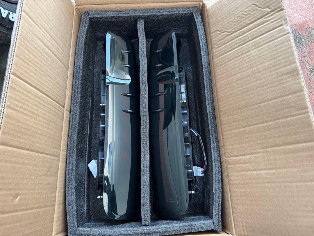 ハイエース　テールランプ　シーケンシャルウインカー　スモーク&レッド