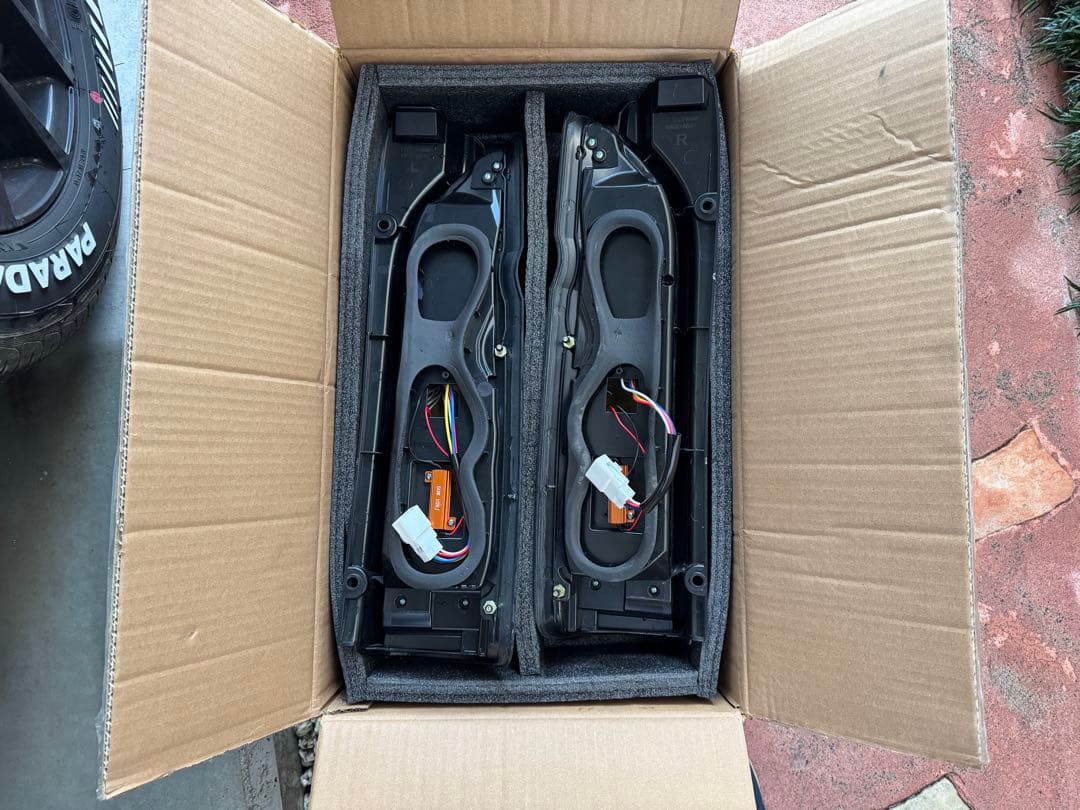 ハイエース　テールランプ　シーケンシャルウインカー　スモーク&レッド