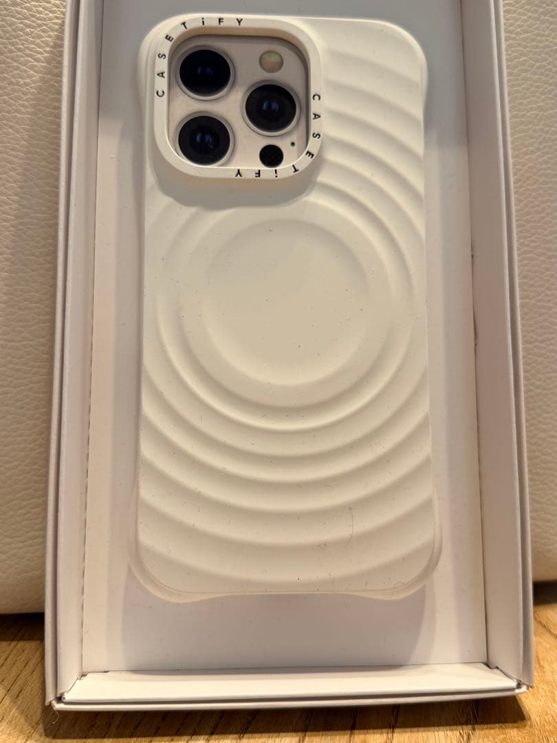 CASETiFY ホワイト波形デザインケースiPhone１６Pro