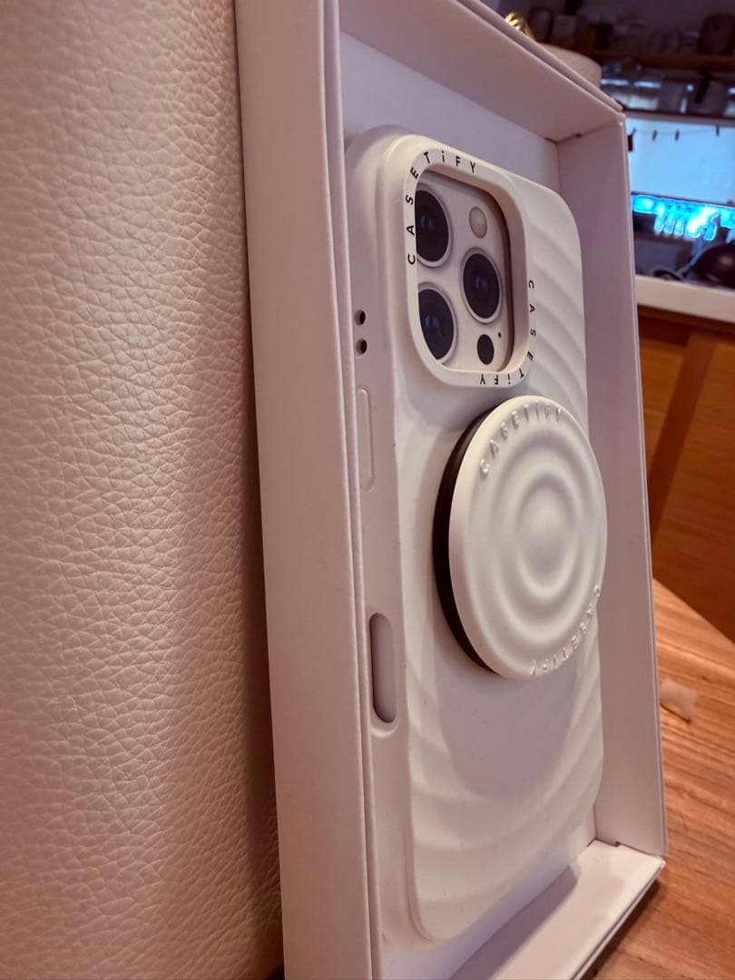 CASETiFY ホワイト波形デザインケースiPhone１６Pro