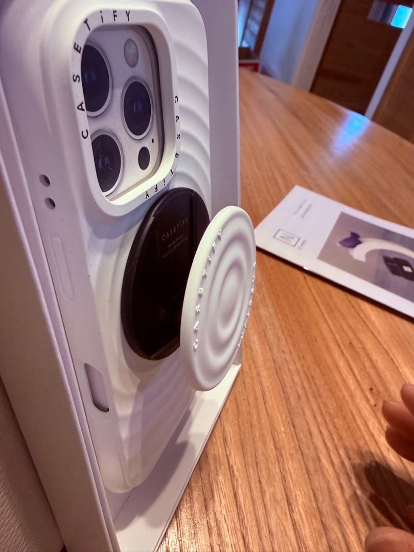 CASETiFY ホワイト波形デザインケースiPhone１６Pro