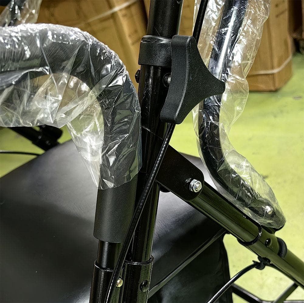 軽量わずか、４KG 介助用車椅子 シルバーカーにもなる折り畳み式介助ブレーキ付き