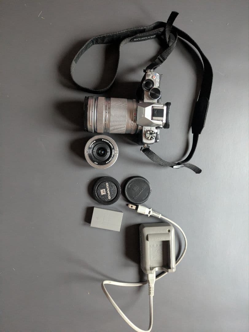 OLYMPUS OM-D EM‐10 ミラーレス一眼カメラ 本体とレンズ付き