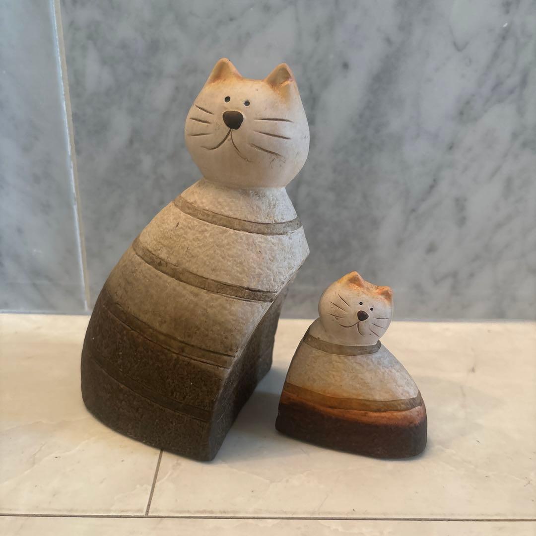 作家さんが手掛けた優しい色彩で独特の雰囲気がある芸術的な猫親子の