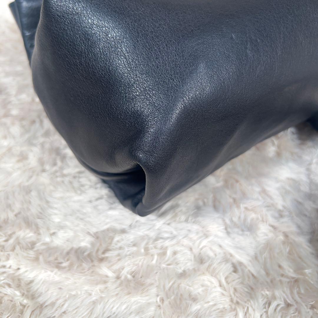 美品 カワカワ hatome ハトメ　ボディバッグ レザー ブラック