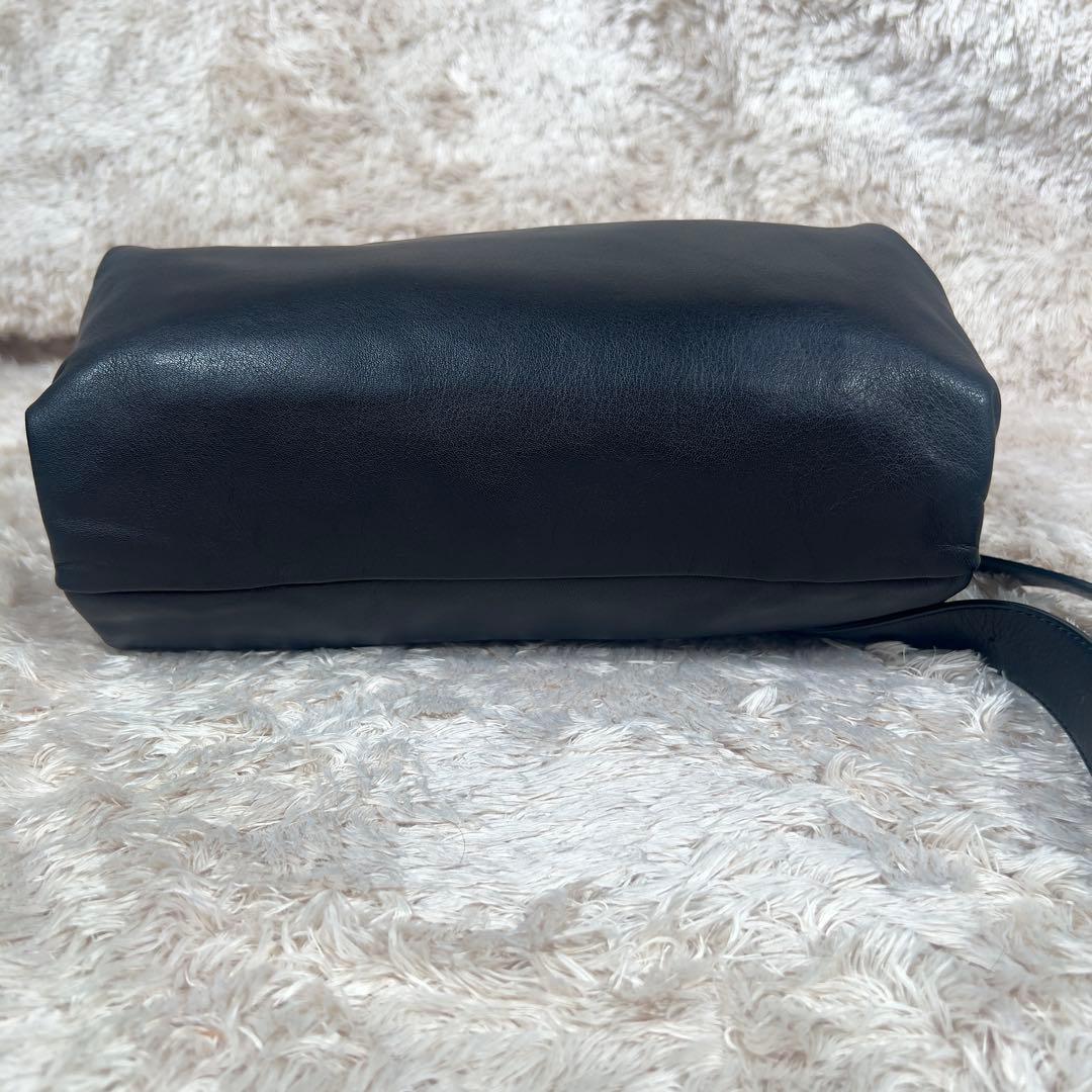 美品 カワカワ hatome ハトメ　ボディバッグ レザー ブラック