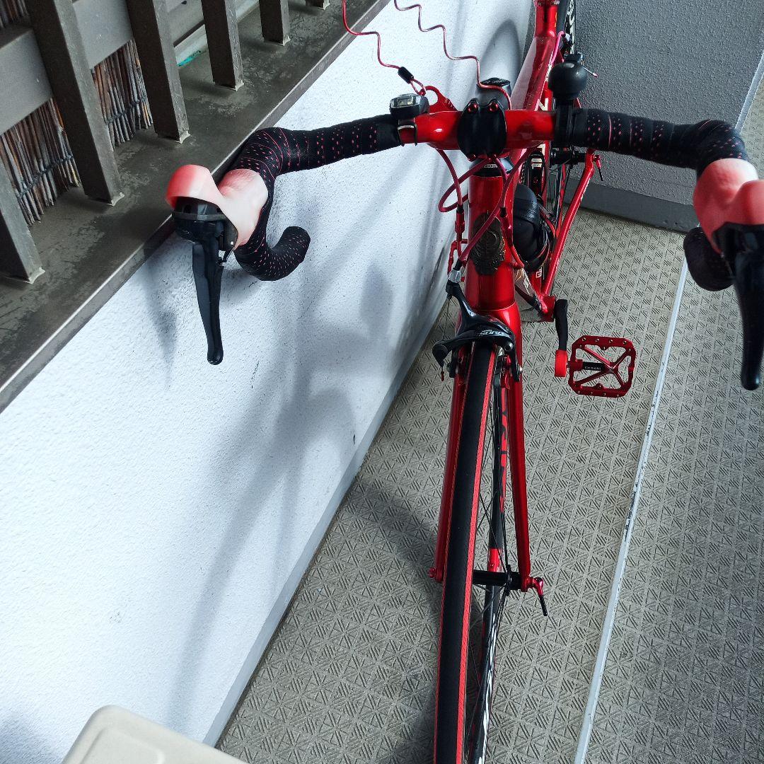 シャア専用ロードバイク タイヤはカーボン あちこち修理してます。