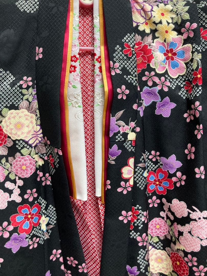 伝統的な黒色花柄着物 七五三7歳女児着物＆長襦袢半衿付き花柄 小花