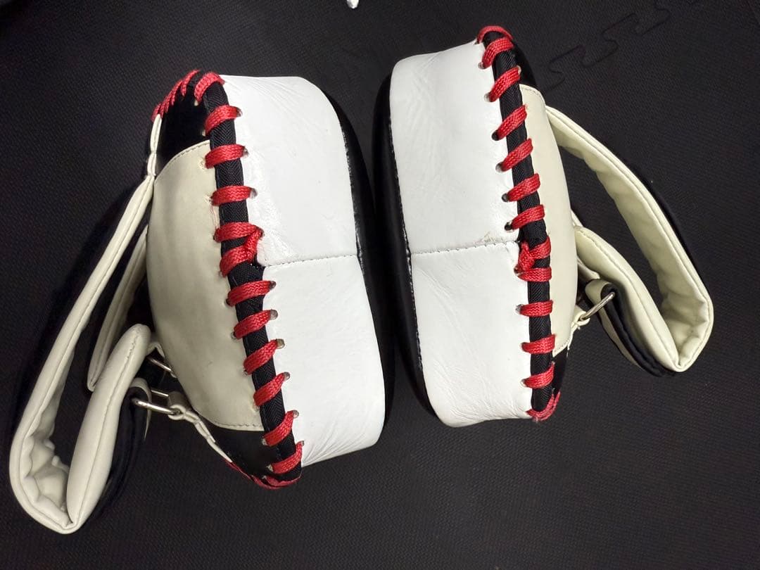 Fairtex キックミット 白黒赤の通販はau PAY マーケット - 輸入雑貨の