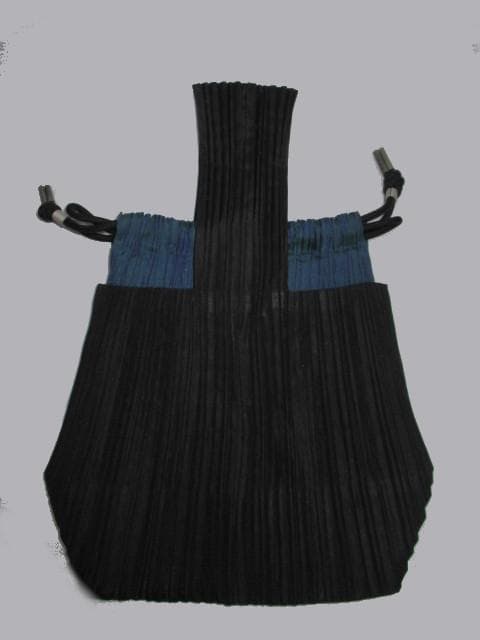 m21603★ISSEY MIYAKE★プリーツ巾着バッグポーチ