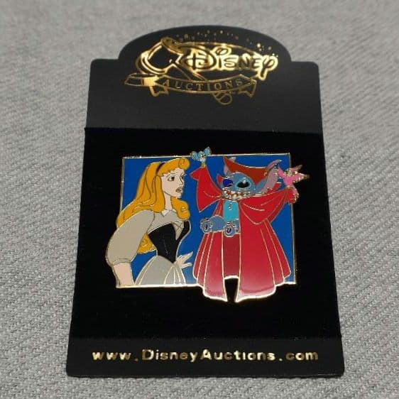 レア】DisneyAuctions スティッチ&眠れる森の美女柄 ピンバッジ