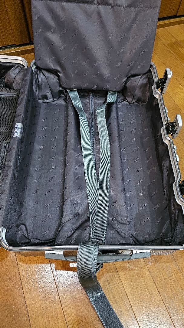 グレー、キャリーケース 、ルフトハンザドイツ航空フランクフルト、ワールドショップ