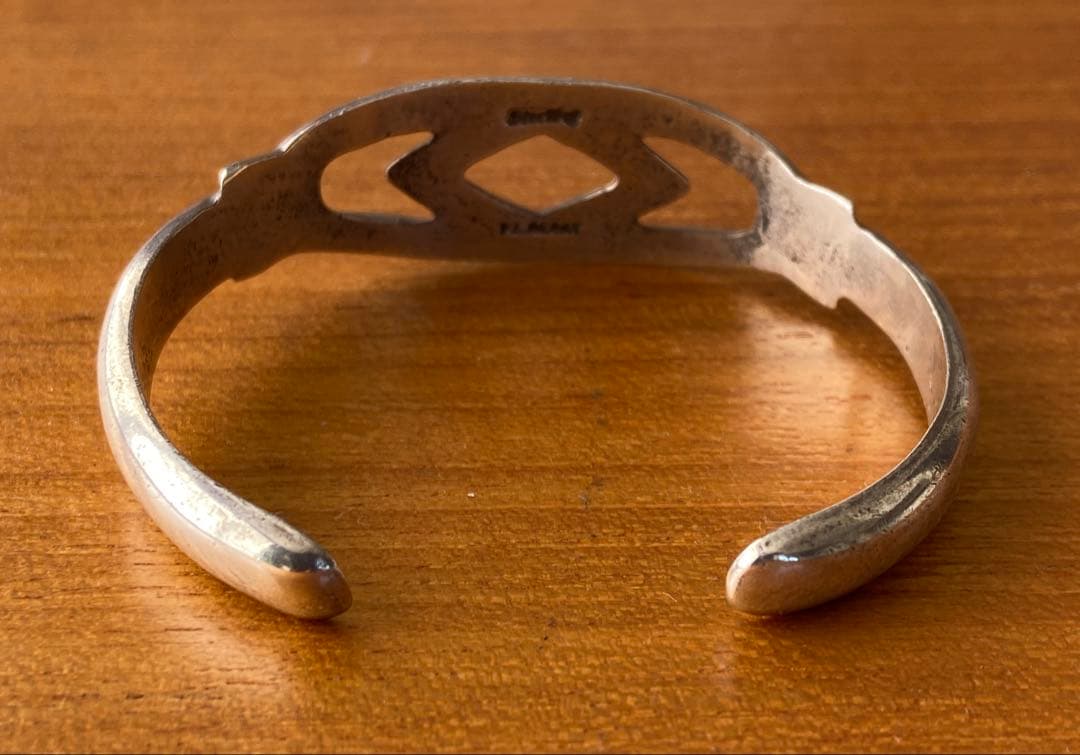 ナバホ族 シルバーバングル 砂型菱形デザイン インディアンジュエリー