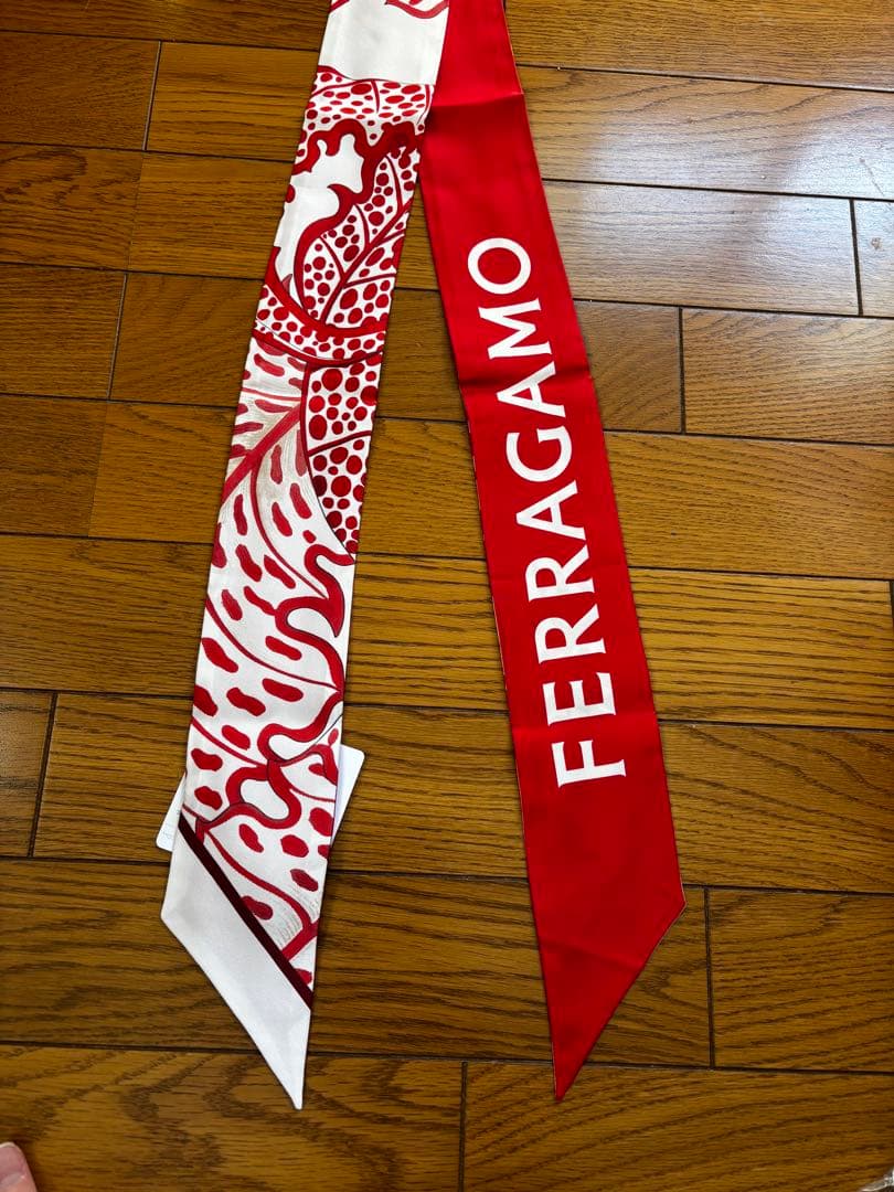 新品未使用】FERRAGAMO 花柄スカーフ バンドゥ赤② - メルカリ