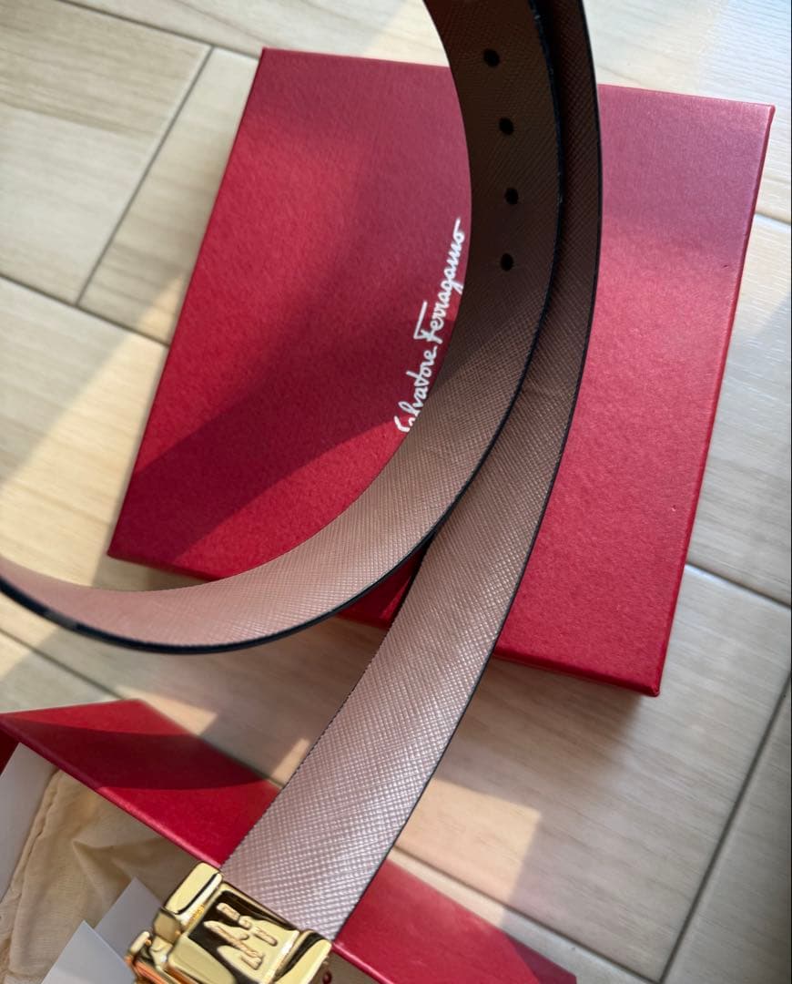 Salvatore Ferragamo フェラガモ　ブラック　ピンク　ベルト