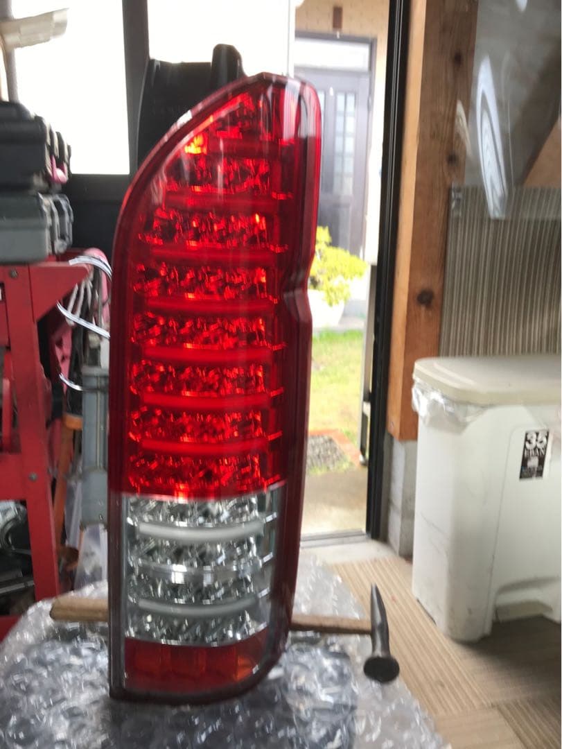 ハイエースLEDテールランプ（右）