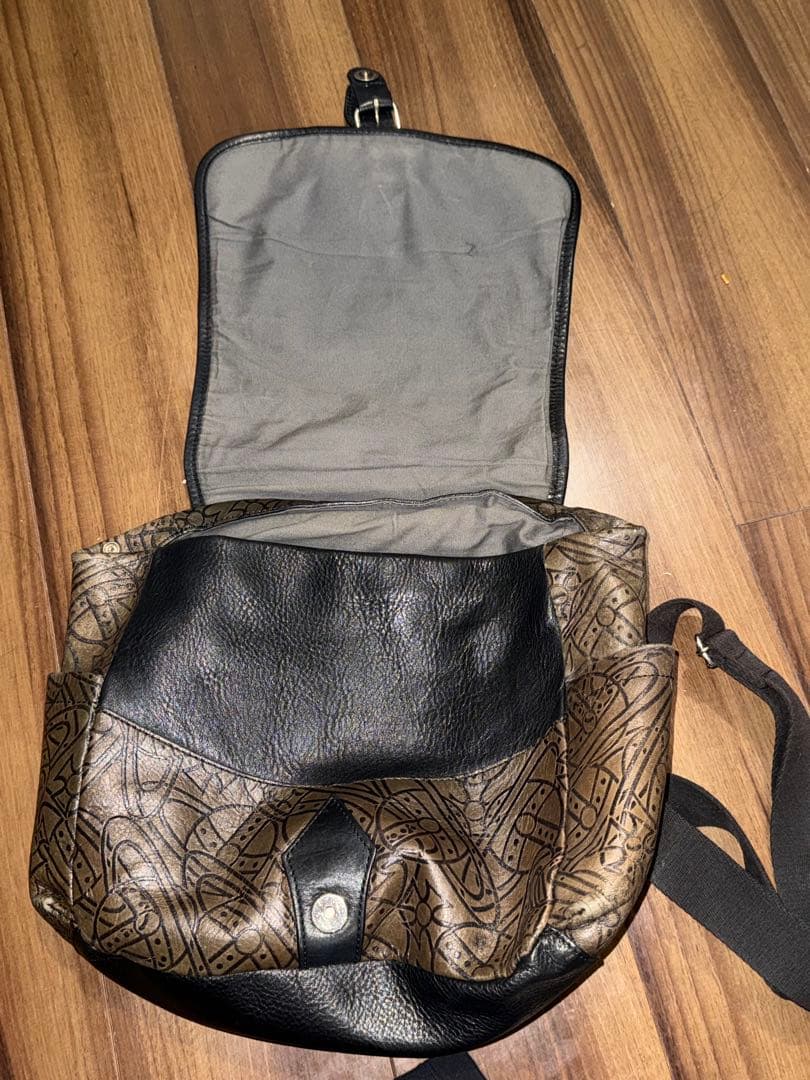 vivienne westwood バックパック　茶色　ロゴマーク