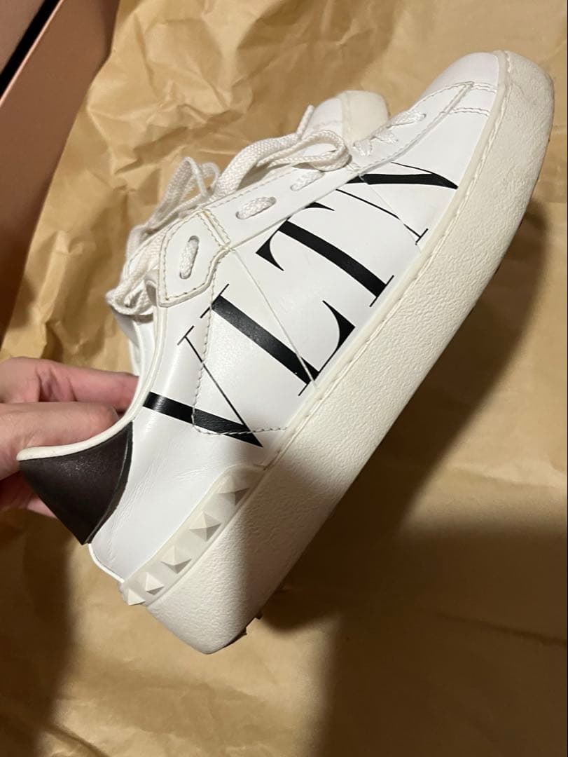 VALENTINO ヴァレンティノガラヴァーニ　スニーカー　37.5