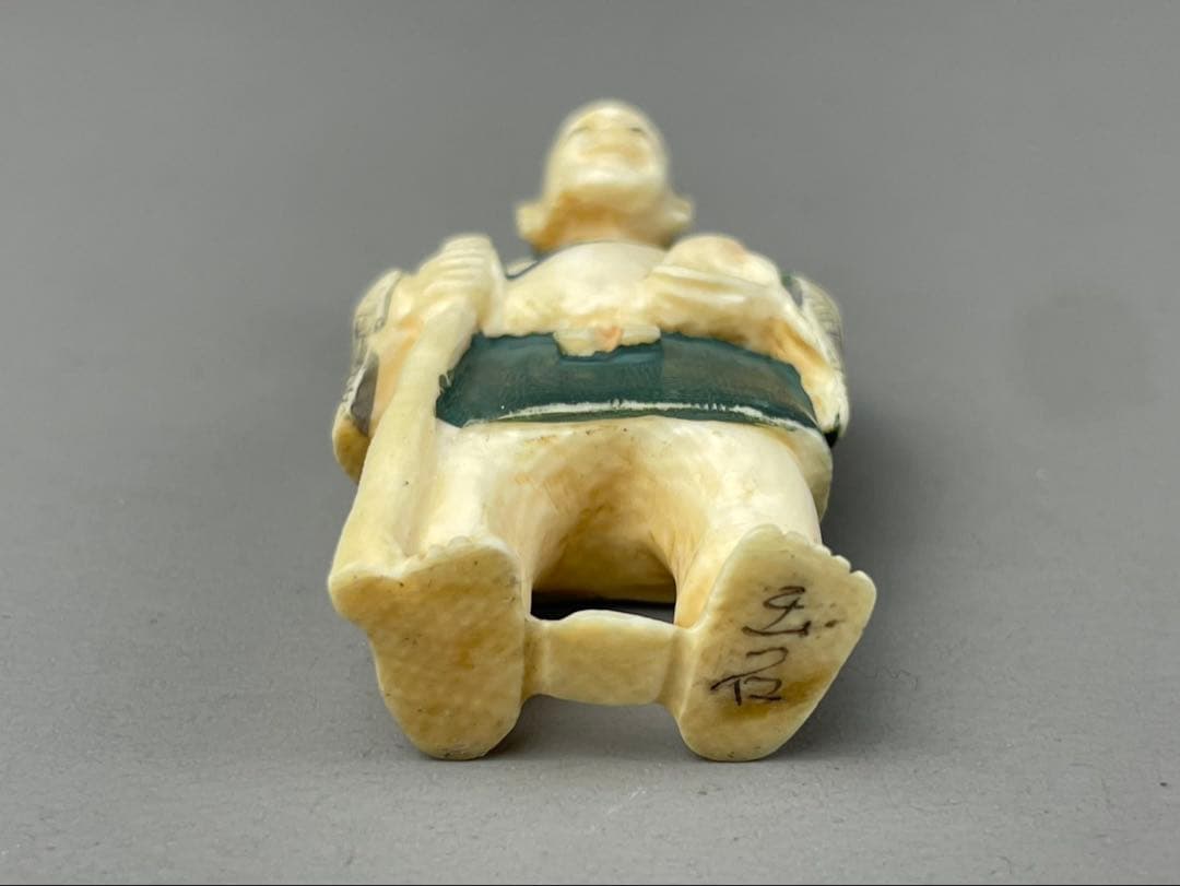 時代根付 マンモス牙製 作家物 中国美術 在銘 玉石？ 人物 男性 - メルカリ