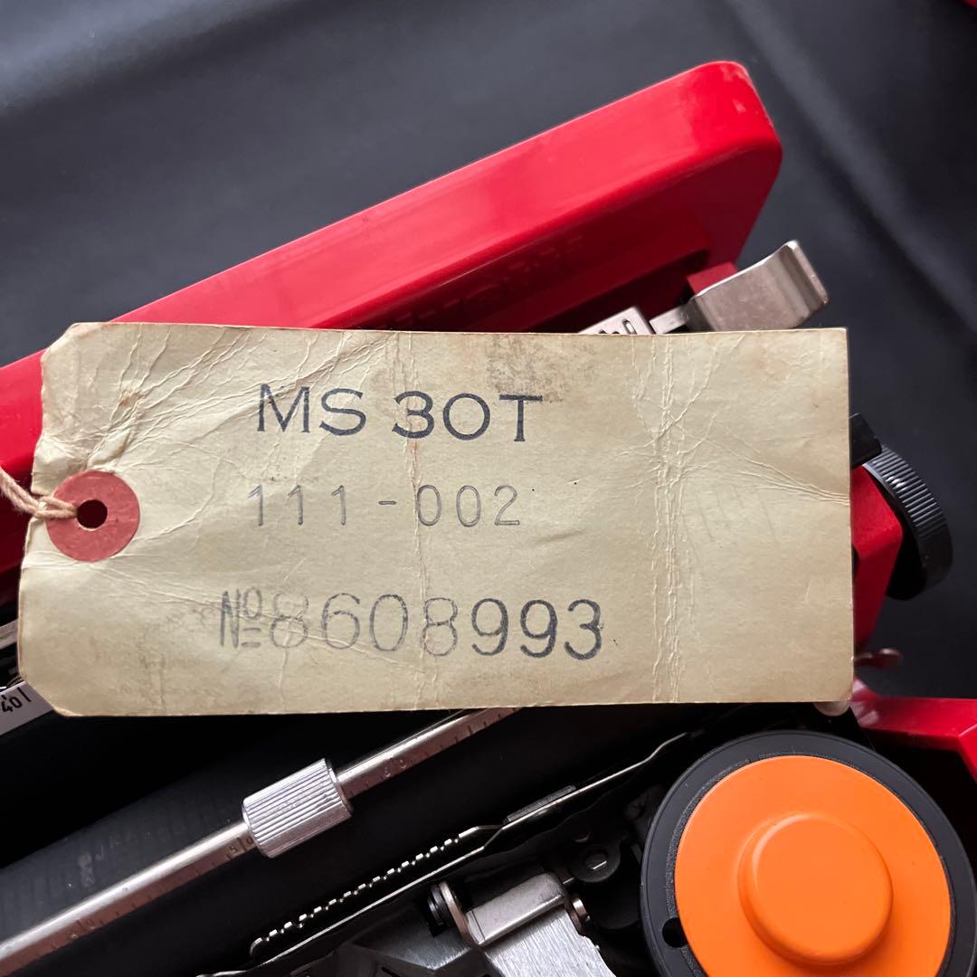 オリベッティ赤いバケツのタイプライター