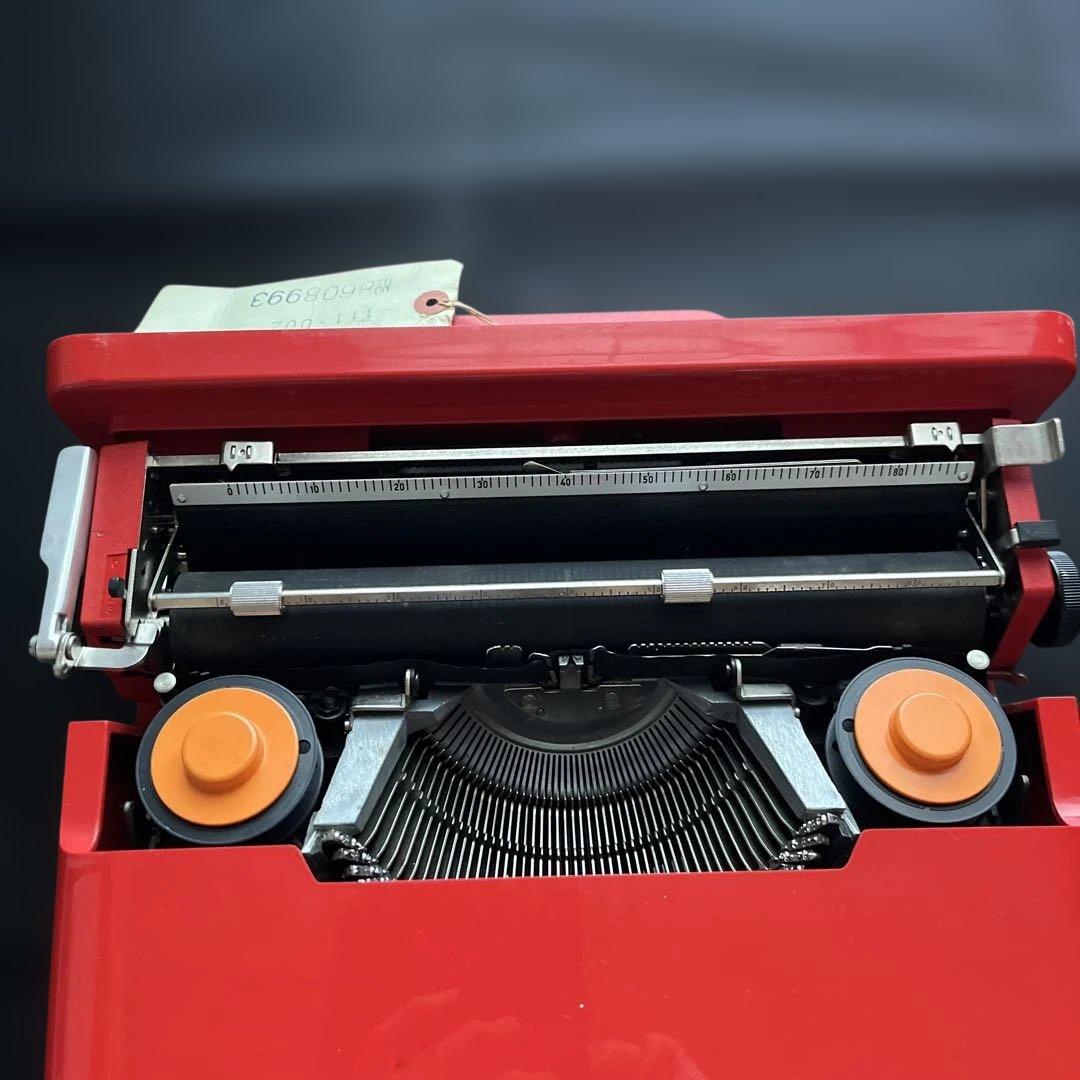 オリベッティ赤いバケツのタイプライター