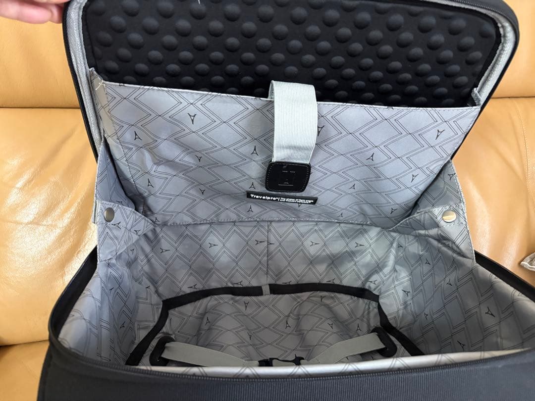 週末値下げTravelpro Crew10 Rolling Tote - メルカリ