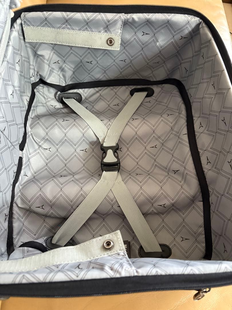 週末値下げTravelpro Crew10 Rolling Tote - メルカリ