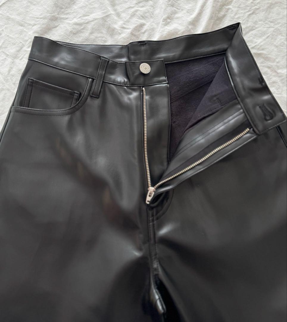 美品 Curensology カレンソロジー フェイクラムスキンカーヴィーパンツ