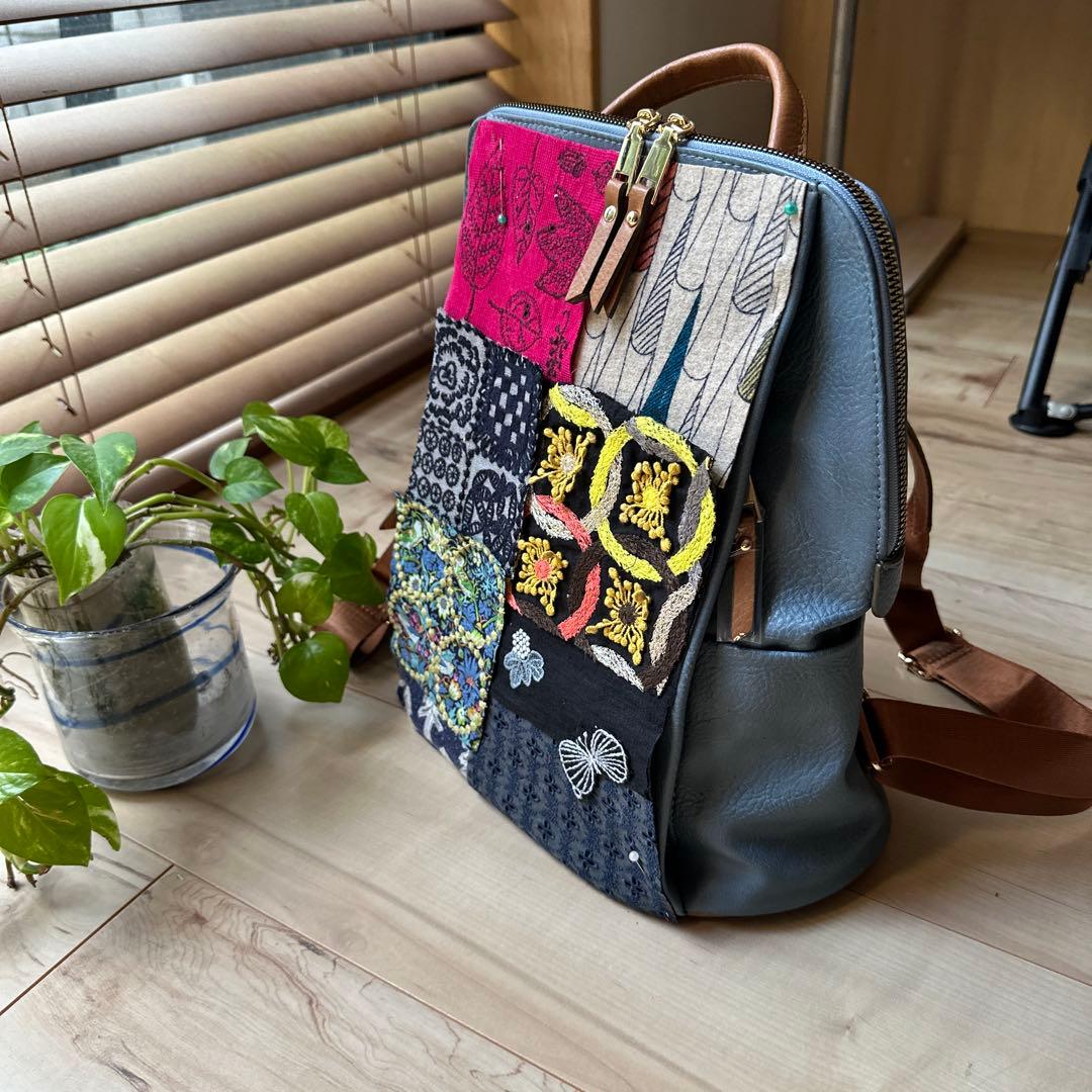 d*3様 深まる秋の散策にブルーグレーのリュックで/ミナペルホネン