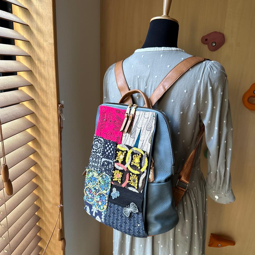 d*3様 深まる秋の散策にブルーグレーのリュックで/ミナペルホネン