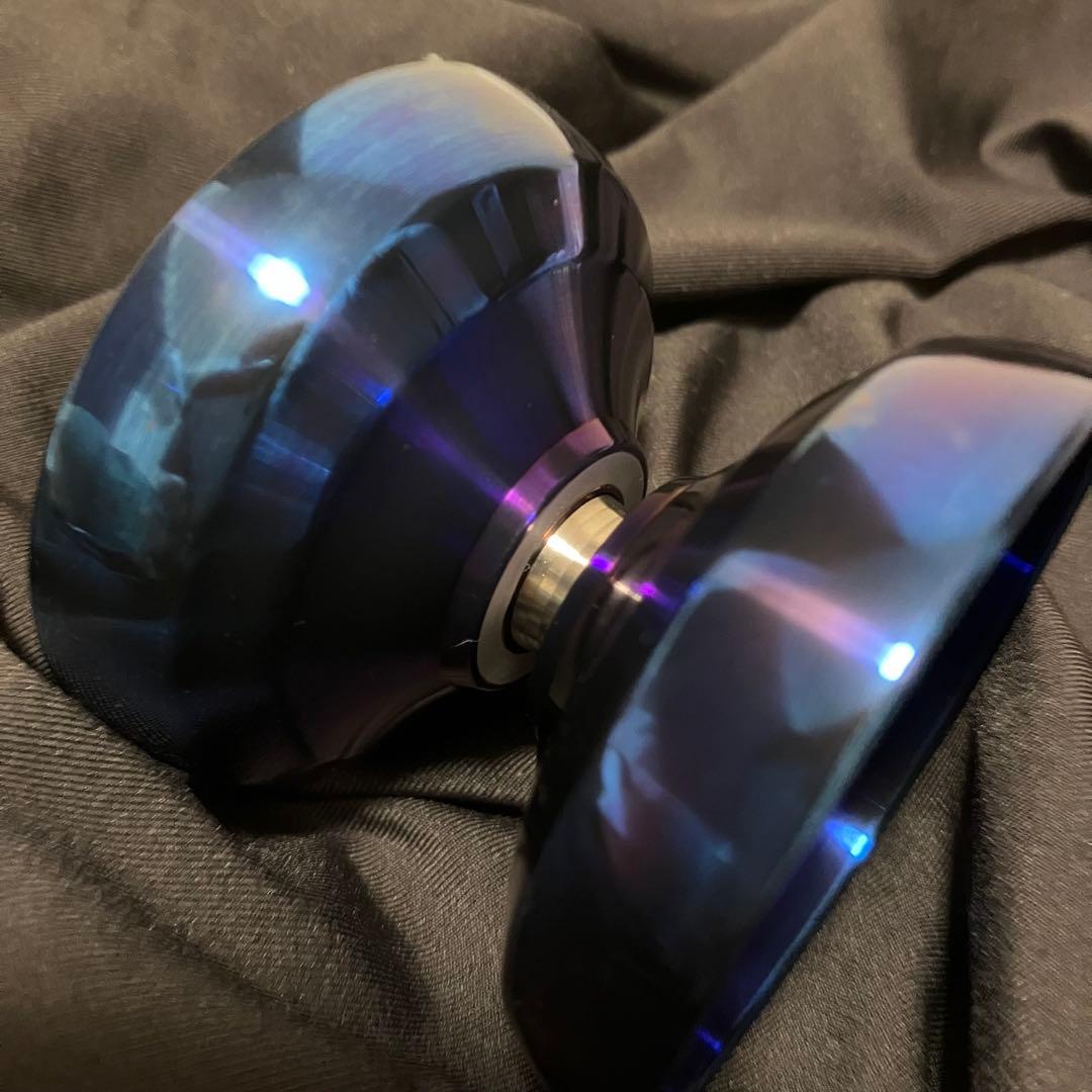 atmos projects Ari チタンブルー atmos」と「adidas Originals」の