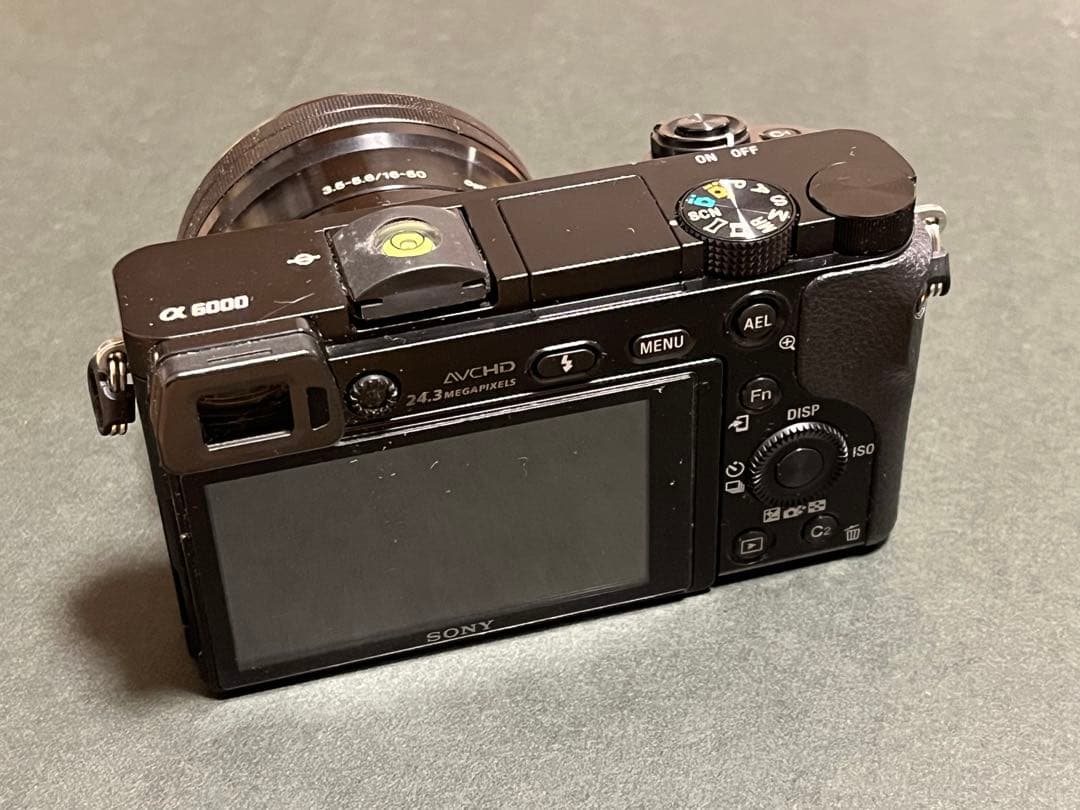 T*i様 SONY α6000 ミラーレス一眼 本体とレンズ付き
