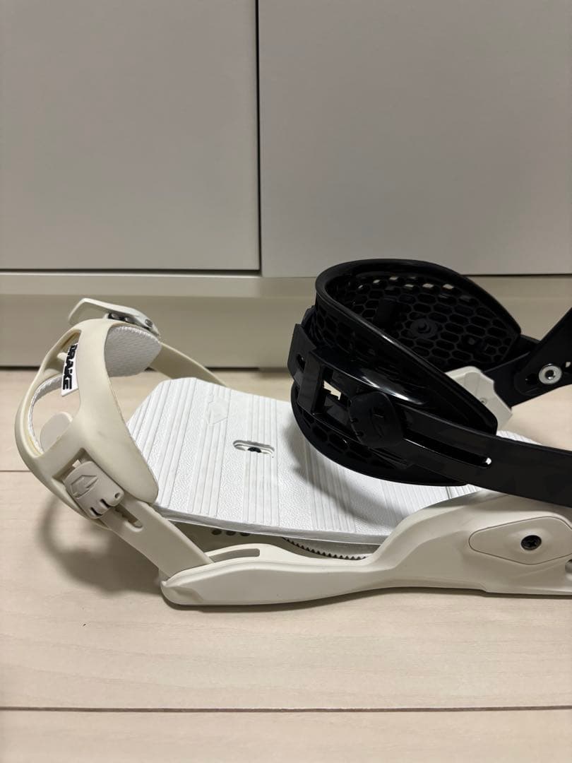 DRAKE FIFTY M スノーボードビンディング ホワイト/ブラック