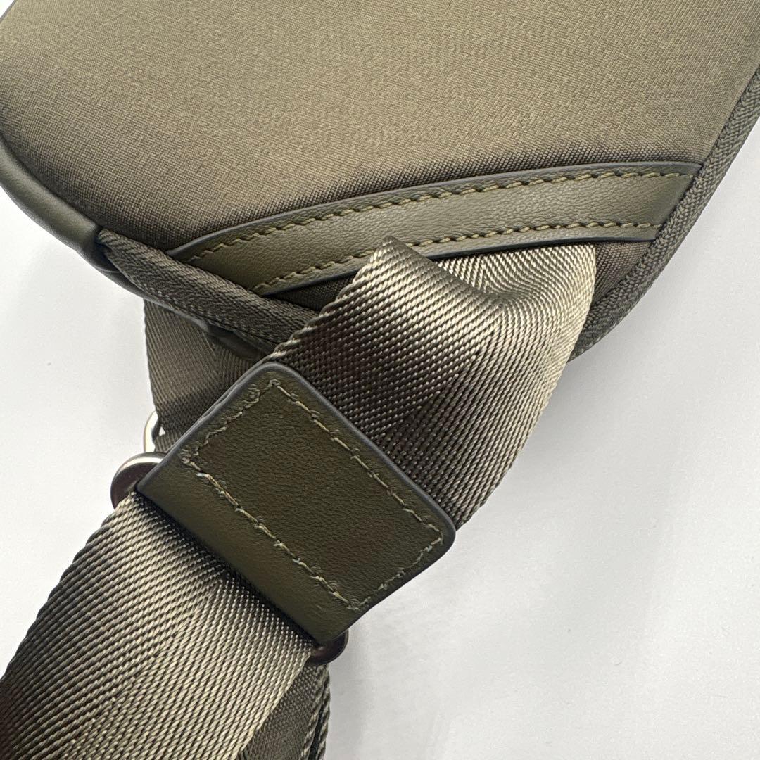 クヘタコ様ラクーオ　LAQUOH 未使用に近い　ボディバック　モスグリーン