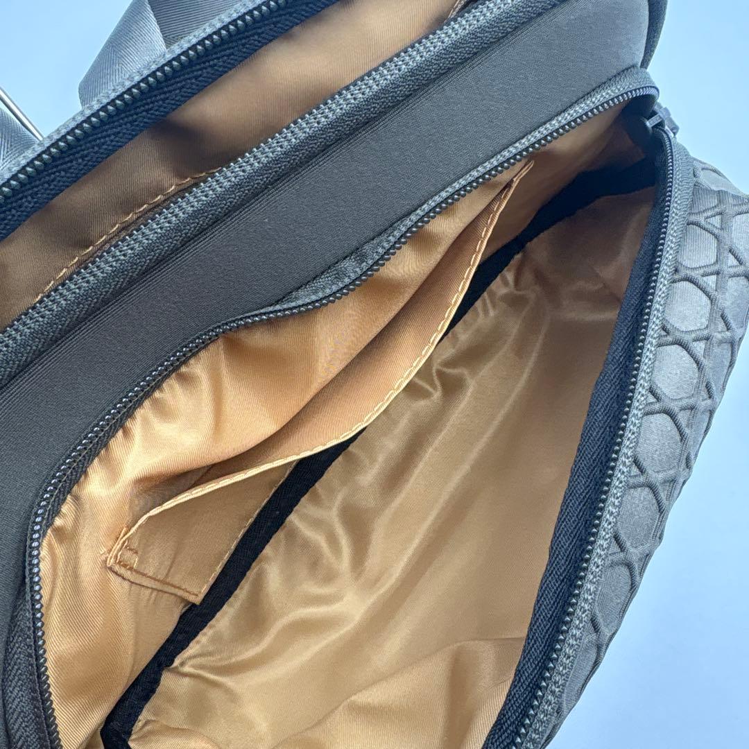 クヘタコ様ラクーオ　LAQUOH 未使用に近い　ボディバック　モスグリーン