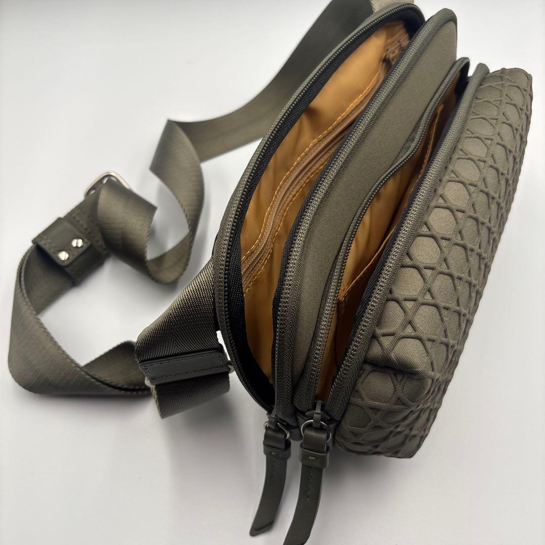 クヘタコ様ラクーオ　LAQUOH 未使用に近い　ボディバック　モスグリーン