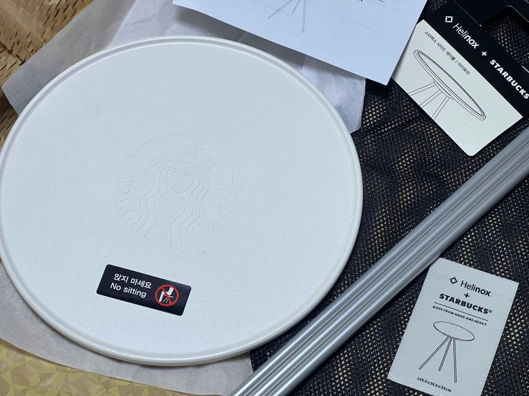 韓国スタバ　ヘリノックス　アウトドアテーブル　ホワイト　スターバックス