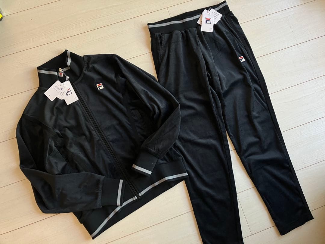 新品＊FILAフィラ ベロアコーデュロイニット上下セットアップ 黒S FILA（フィラ）の「＜FILA／フィラ＞ベロア素材サイドライン