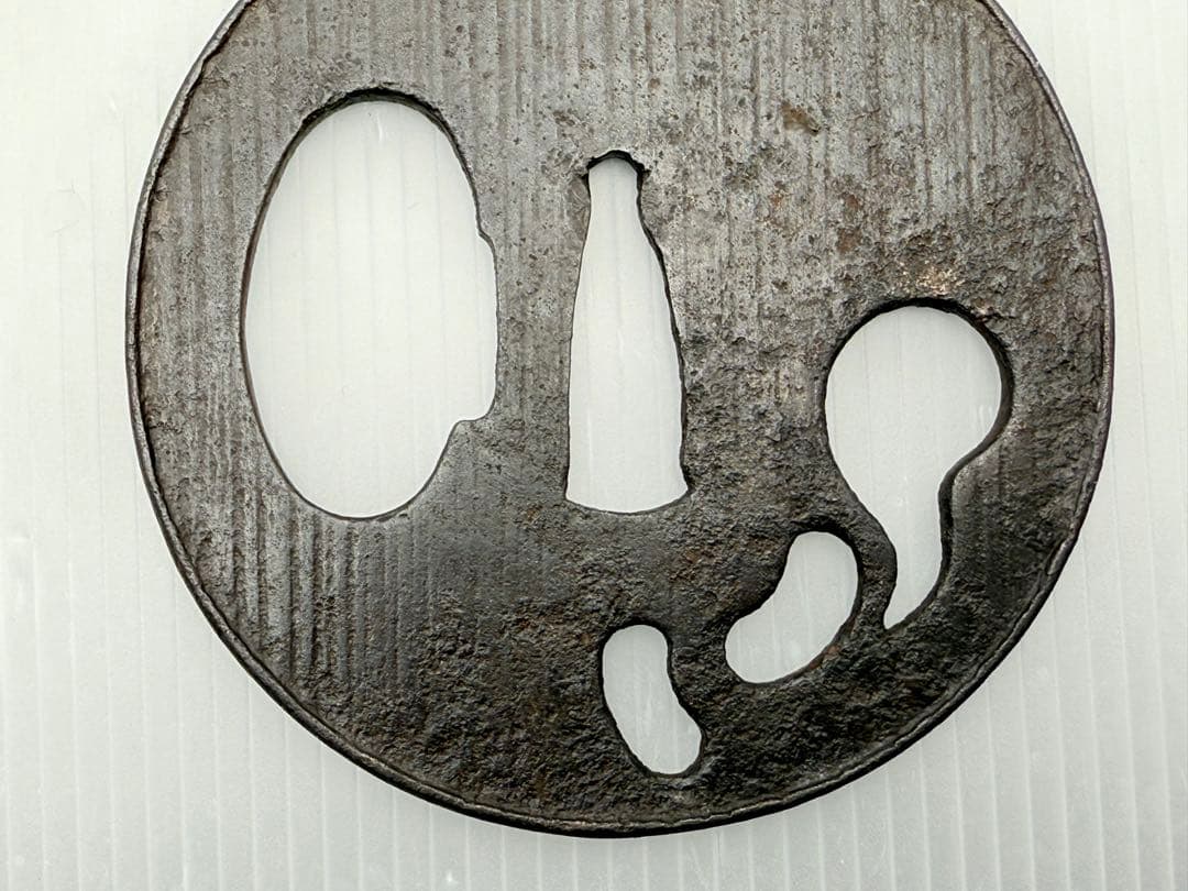 日本刀 刀剣 刀装具 無銘 鍔 《約85×84×3mm・93g》 座布団・木箱付