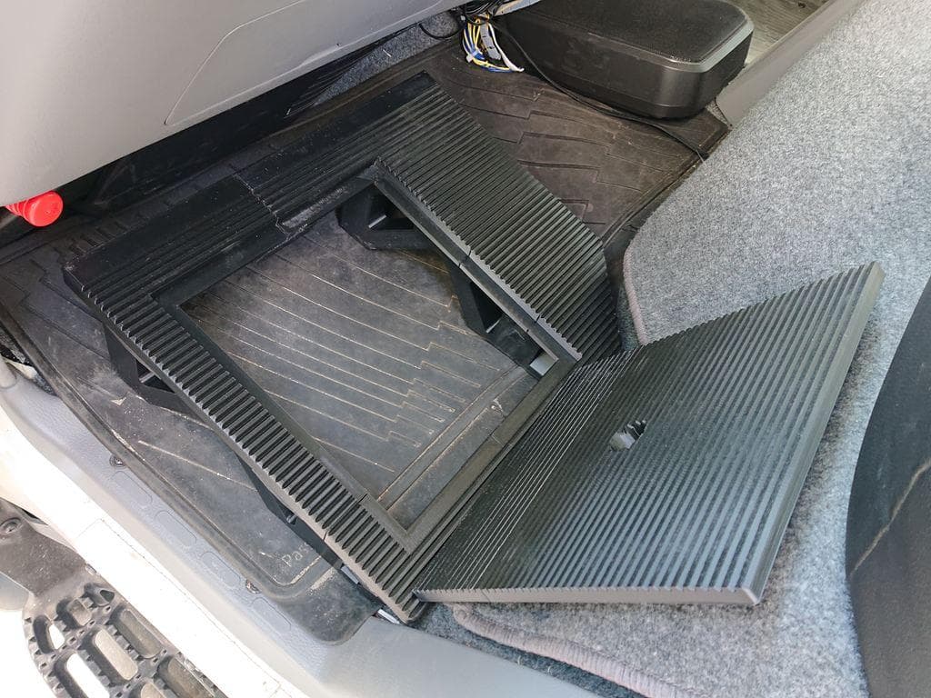 TOYOTA カムロード・ダイナ用　助手席側専用フットレスト（足置き）