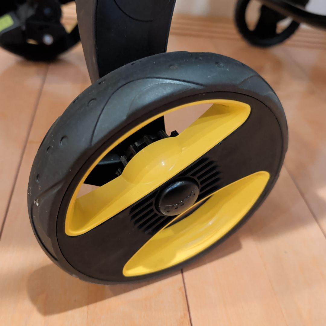 りゅーき美品doonaチャイルドシート フレームレッド　ホイールカバー付き