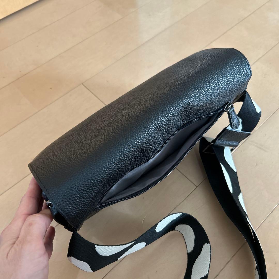 美品！！ドット柄ストラップ 黒 ボディーバッグ
